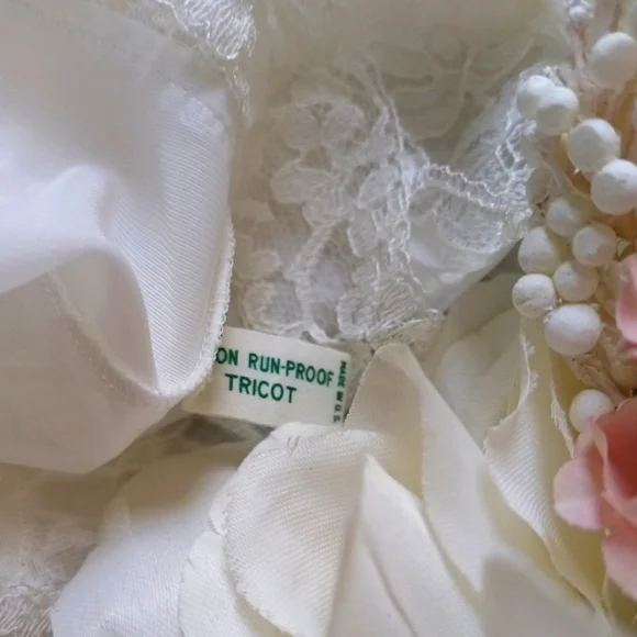 GORGEOUS, UNWORN VINTAGE BRIDAL "MUNSINGWEAR" LACE SLIP! SZ 32. - Picture 5 of 16
